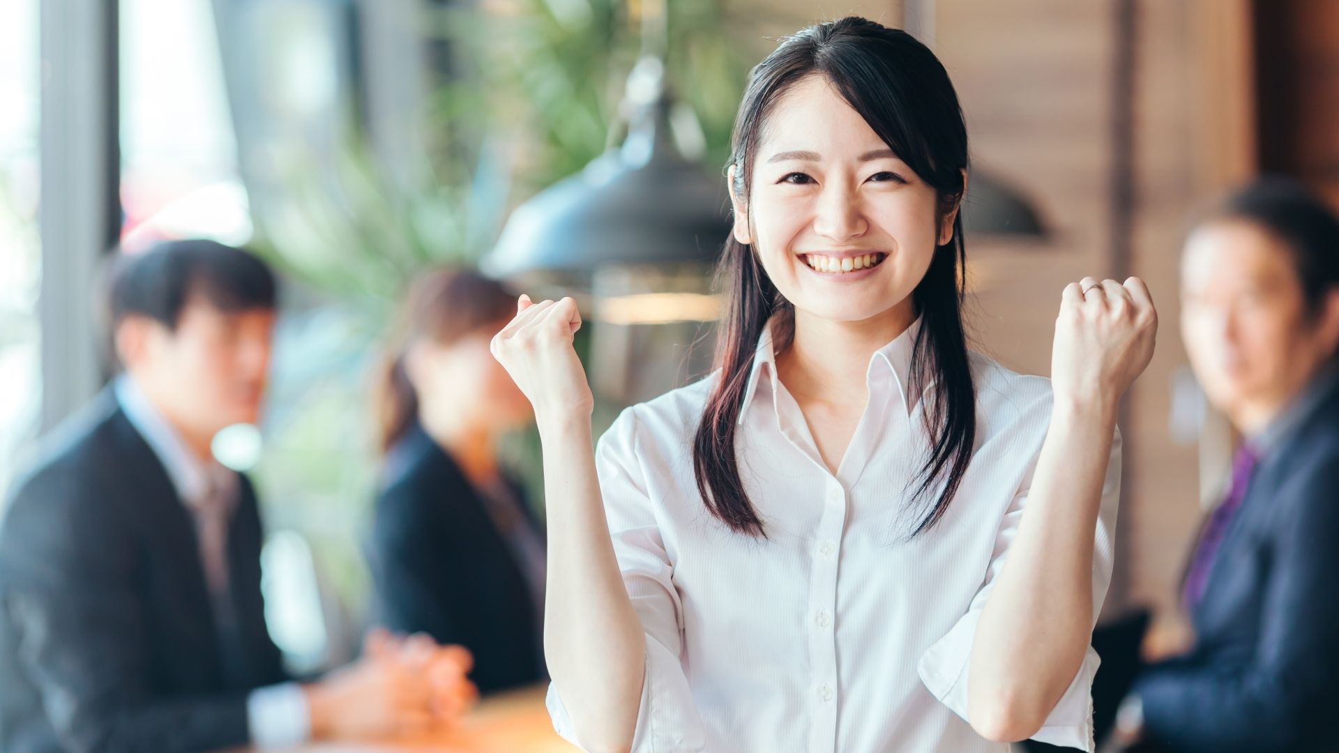 SNS広告で成功事例ができ、喜んでいる女性です。【サムネイル画像】