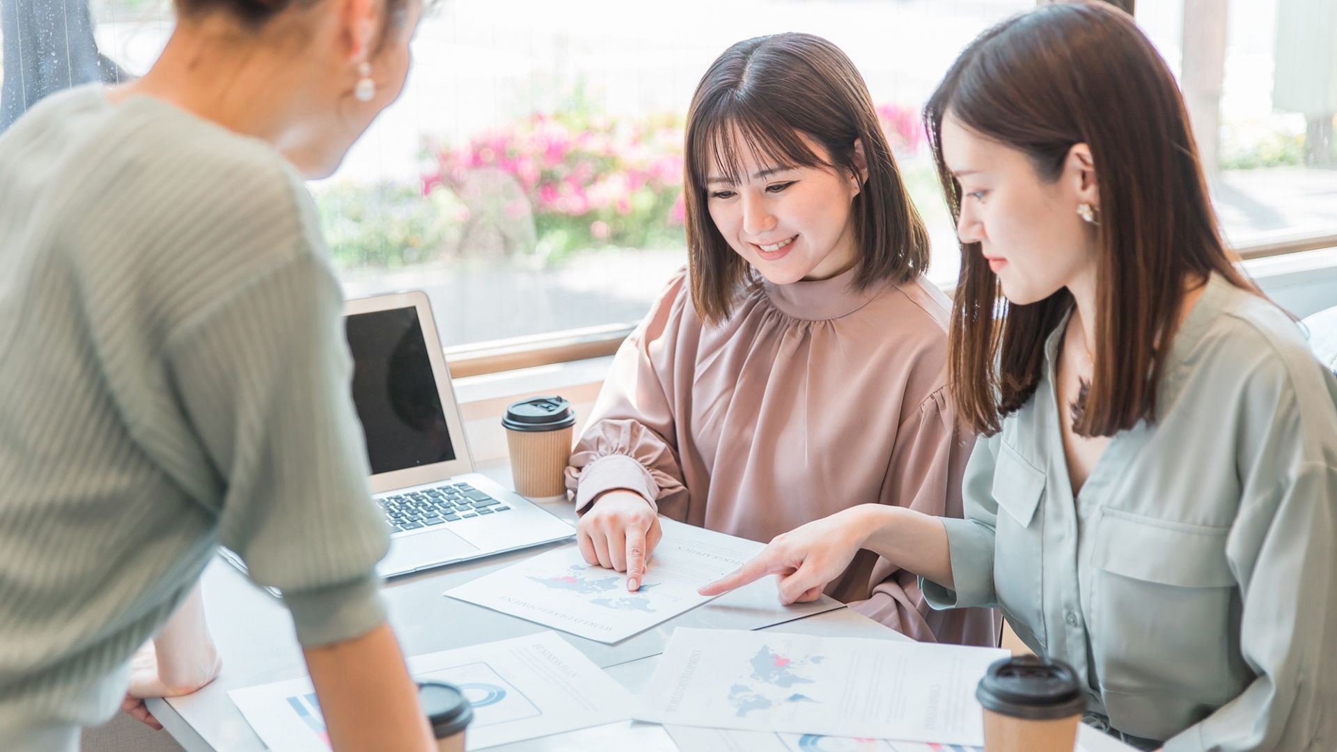 SNS広告運用の費用対効果についてミーティングしている女性たち【サムネイル画像】